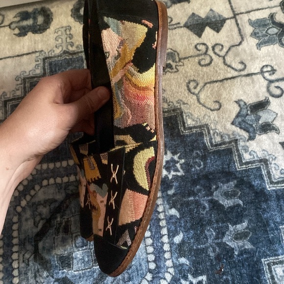 André Assous Made in spain leather flats with dragon detail size 9.5b - Picture 4 of 14